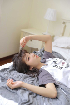 他缓慢有力的在车里撞着